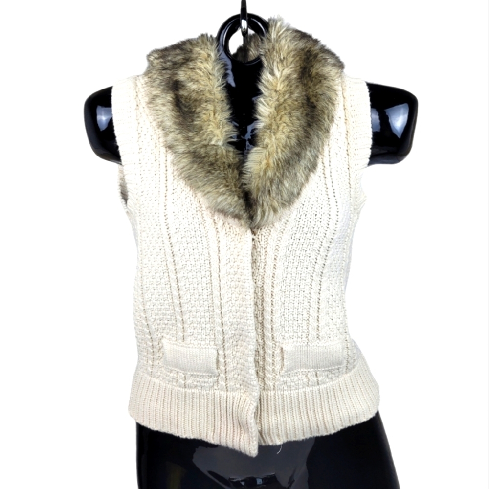 Anthropologie/Kaisely Faux Fur‎ Collar Sleeveless Snap Closure Sweater